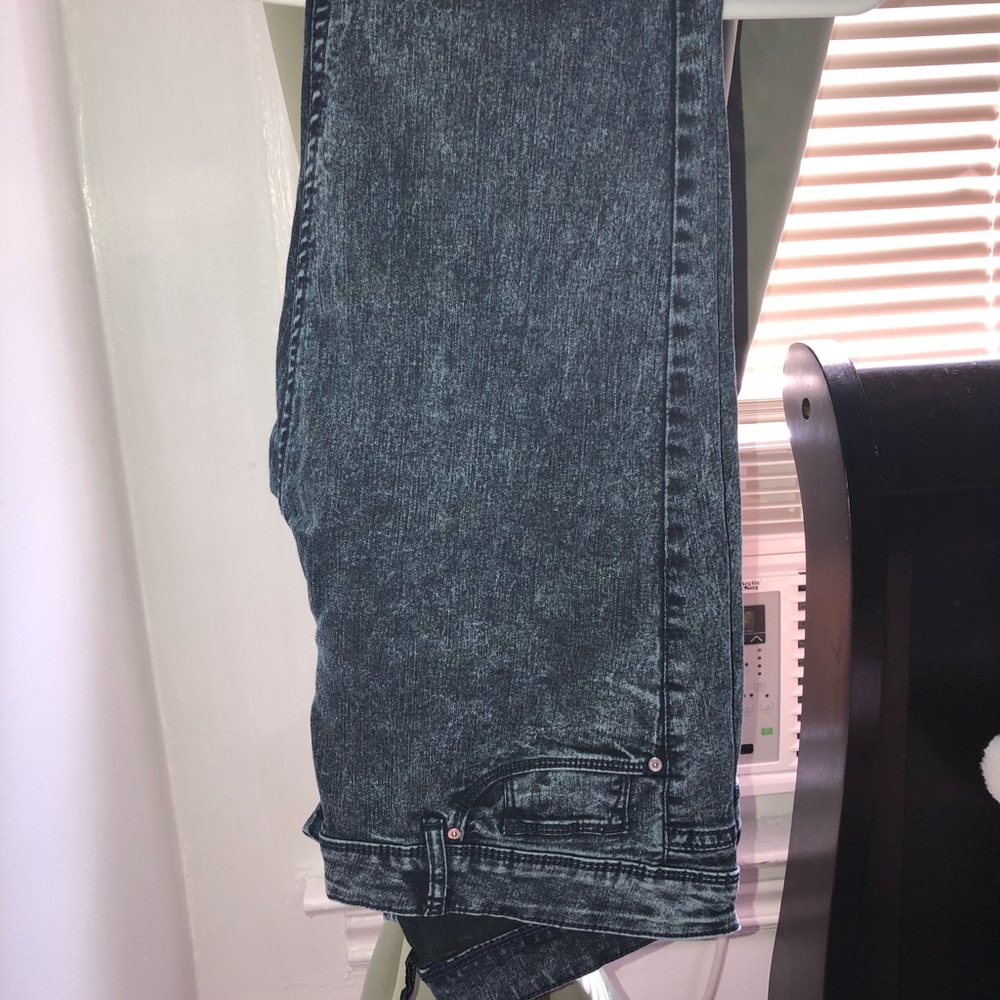 H & M J E A N S